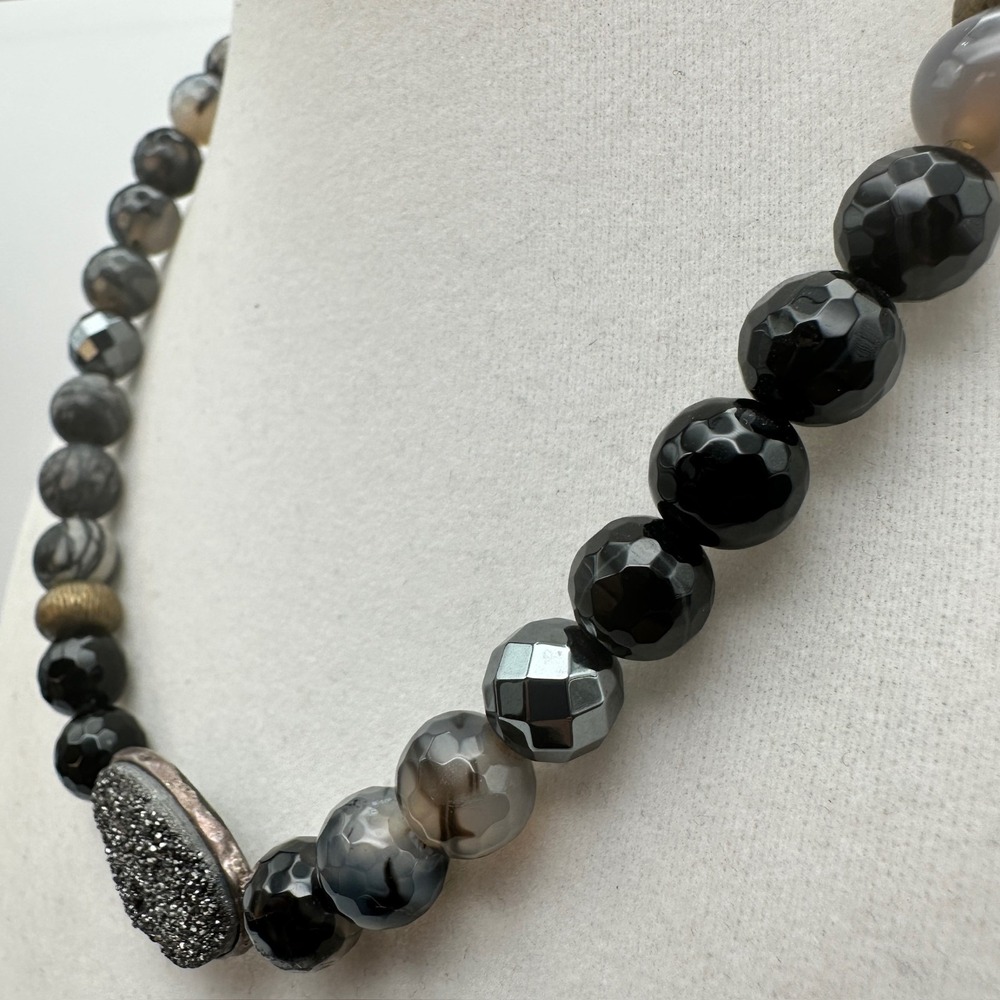 Vintage 80s Natural Stone Druzy Agate Beaded Necklace Faceted Gray Black Jewelry - Picture 7 of 8
